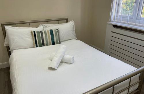 Dagenham Apartment | 5 Bedroom House by monishortlets