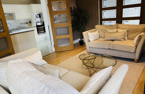 Peterborough House | 5 bedroom house suitable for groups - central location