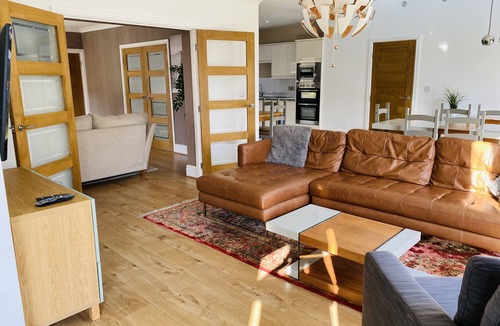 Peterborough House | 5 bedroom house suitable for groups - central location