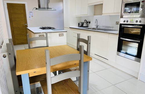 Peterborough House | 5 bedroom house suitable for groups - central location