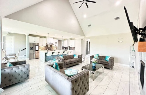 Del Valle House | 5 bedroom house near COTA/AUS