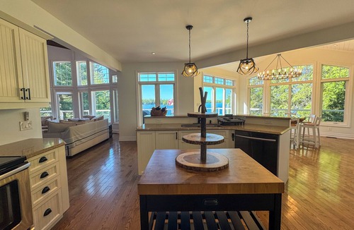 McKellar Cottage | 5 Bedroom Lakefront Cottage with Private Beach