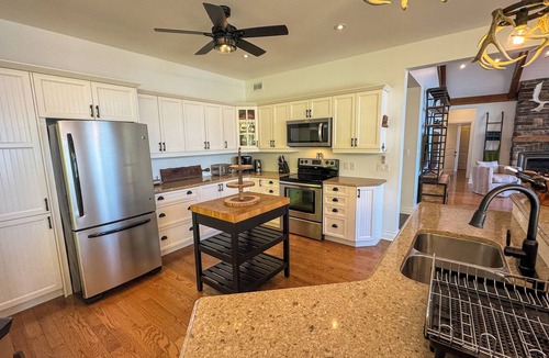 McKellar Cottage | 5 Bedroom Lakefront Cottage with Private Beach