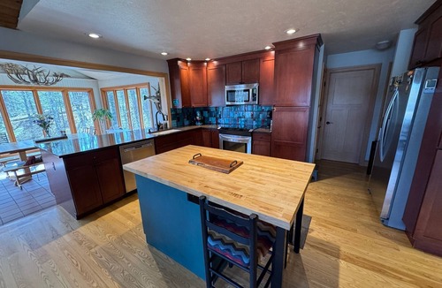 Evart Cottage | 5 bedroom lakefront home.