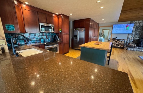 Evart Cottage | 5 bedroom lakefront home.