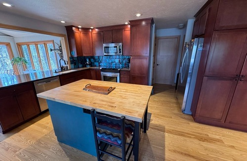 Evart Cottage | 5 bedroom lakefront home.