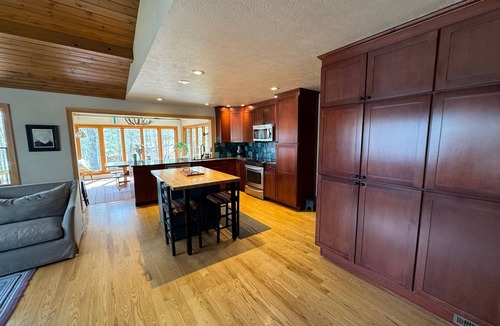 Evart Cottage | 5 bedroom lakefront home.