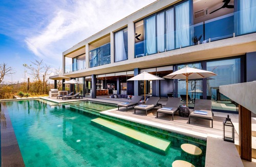 Praya Barat Villa | 5-Bedroom Luxury Pool Residence, Selong Belanak Ocean View, Selong Selo Resort