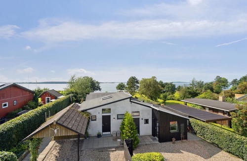 Kirke Hyllinge House | 5 bedroom nice home in Kirke Hyllinge