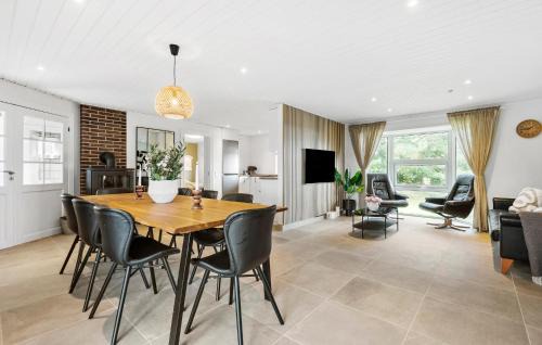 Ho House | 5 Bedroom Nice Home In Blåvand