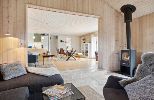 Haslevgarde House | 5 bedroom nice home in Hadsund