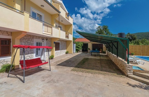 Banj House | 5 bedroom pet friendly home in Banj