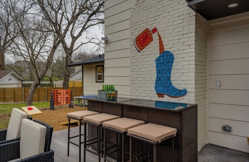 Coronado Hills House | 5-Bedroom Retreat with Cowboy Pool, Sauna and More – 10 Min to Downtown Austin