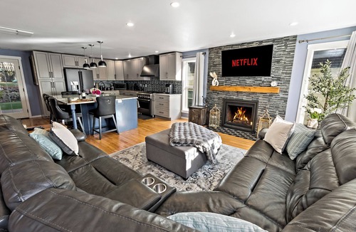 Green Lake House | 5-Bedroom · Rooftop · Game Room · Sleeps 11 · Lake View