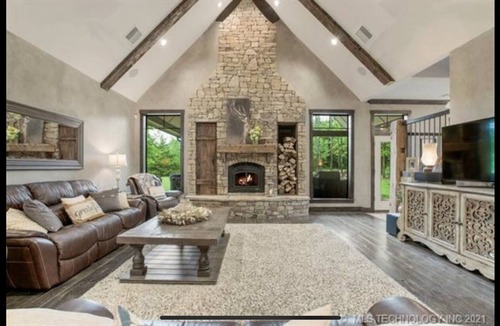 Broken Arrow House | 5-bedroom Rustic Charm Home + Hot Tub + Fire Pit