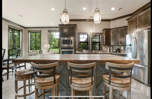 Broken Arrow House | 5-bedroom Rustic Charm Home + Hot Tub + Fire Pit