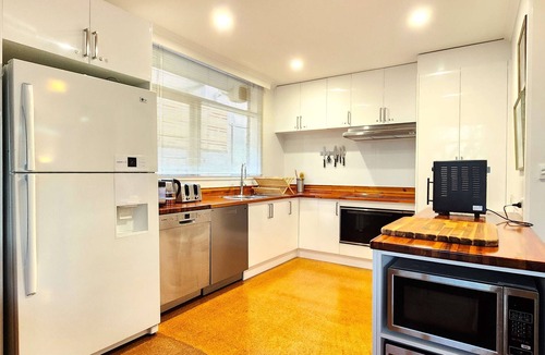 Highett House | 5 bedroom suite sleeps 16 fully equipped kitchen & two bathrooms