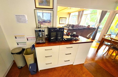 Highett House | 5 bedroom suite sleeps 16 fully equipped kitchen & two bathrooms