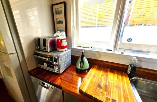 Highett House | 5 bedroom suite sleeps 16 fully equipped kitchen & two bathrooms