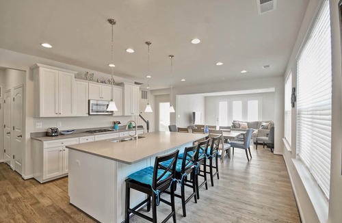 Ocean View House | 5 Bedroom townhome end unit in Ocean View Beach Club community! Pool, Fitness center, Beach Town, Sauna, and Weekend Shuttle!