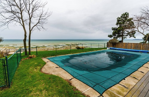 Port Colborne Cottage | 5 Bedroom Waterfront Cottage