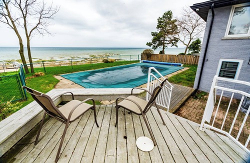 Port Colborne Cottage | 5 Bedroom Waterfront Cottage