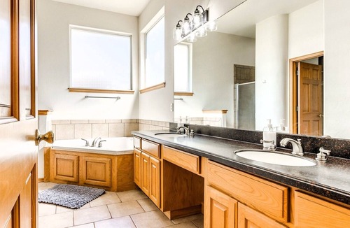 Del City House | 5-bedroom with 6 beds- Full kitchen