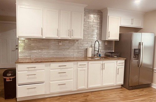 Springfield Apartment | 5 bedroom with parking for families and groups.