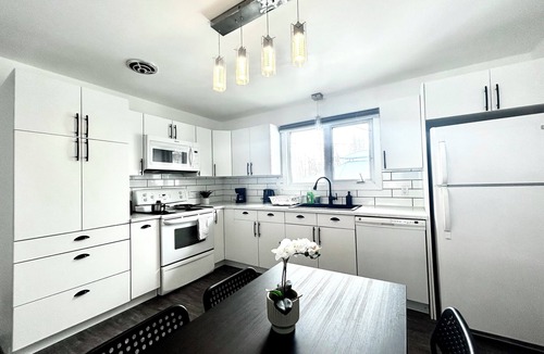 Thompson House | 5 Bedrooms, 2 Kitchens, Free Parking, Newly Renovated