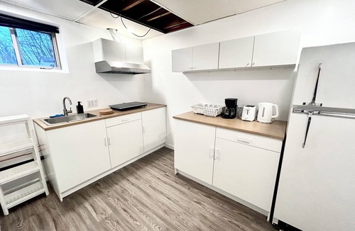Thompson House | 5 Bedrooms, 2 Kitchens, Free Parking, Newly Renovated