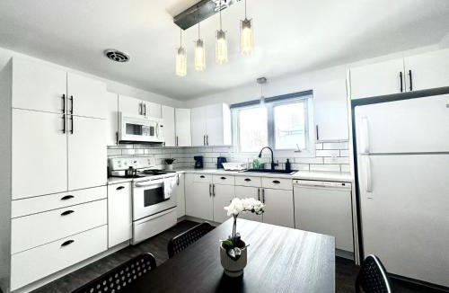 Thompson House | 5 Bedrooms, 2 Kitchens, Free Parking, Newly Renovated