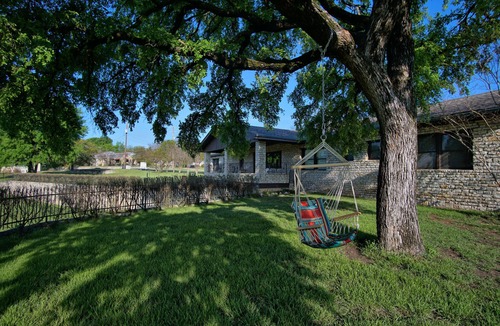 Glen Rose House | 5 Bedrooms, 5.5 Baths, covered porches, hot tub, game room, walk to the square.