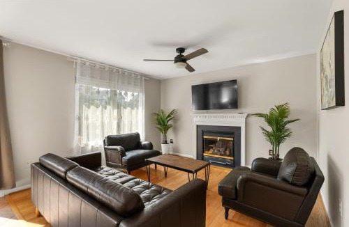 Dale City House | 5 BedRooms Family retreat with GameRoom Near DC & Qunatico