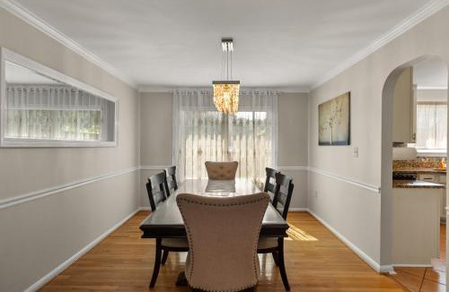 Dale City House | 5 BedRooms Family retreat with GameRoom Near DC & Qunatico