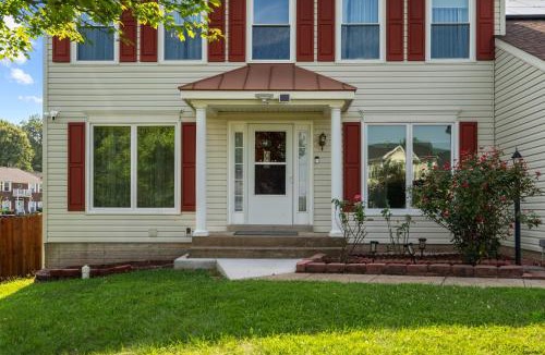 Dale City House | 5 BedRooms Family retreat with GameRoom Near DC & Qunatico