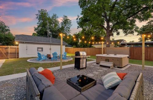 Las Vegas House | 5 Beds Downtown OKC - Pickleball, Hot Tub, Firepit, GameRoom