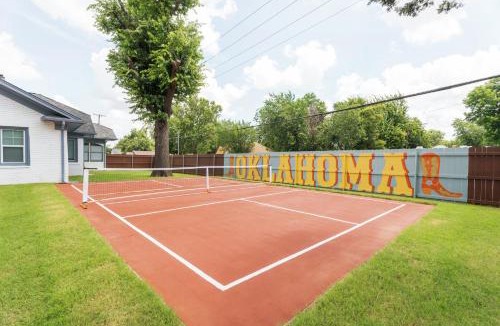 Las Vegas House | 5 Beds Downtown OKC - Pickleball, Hot Tub, Firepit, GameRoom