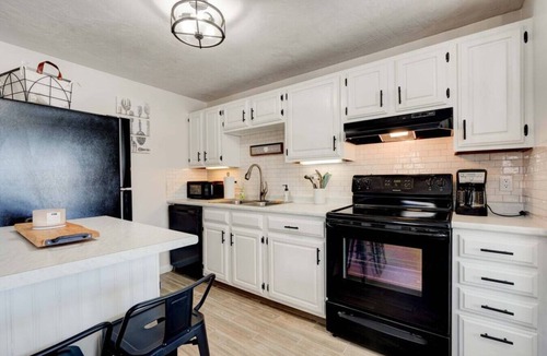 Bristol Apartment | * 5 BEDS Lakefront Beach Access