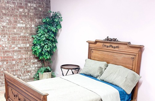 West Monroe House | 5 beds Pink house! Pet friendly!
