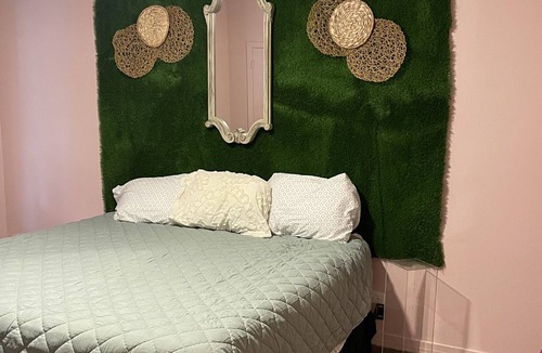 West Monroe House | 5 beds Pink house! Pet friendly!