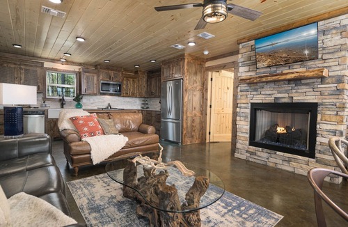 Octavia Cabin | 5 BR Cabin ON THE RIVER with PRIVATE ISLAND access, kayaks included!