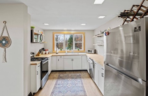 Honeoye House | 5 BR | Hot Tub | Valley View | Near Honeoye Lake