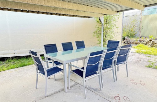 Frankston House | 5 BR House - Private Home on Shared Block