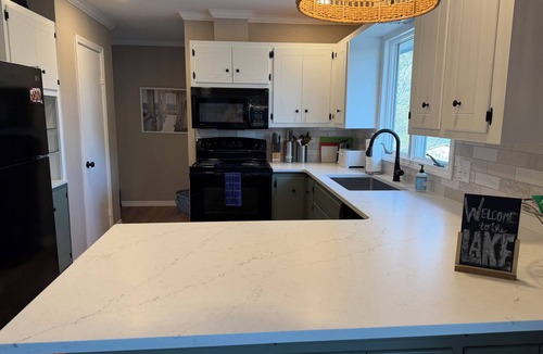 Shell Knob House | 5+ BR lakefront home w/swim dock. High Speed WiFi.