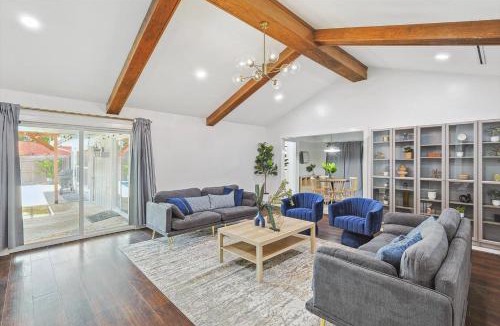 DeSoto House | 5-BR Relaxing Retreat with Pool Hot tub Fire Pit