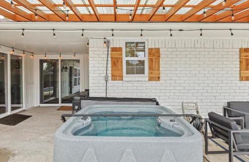 DeSoto House | 5-BR Relaxing Retreat with Pool Hot tub Fire Pit