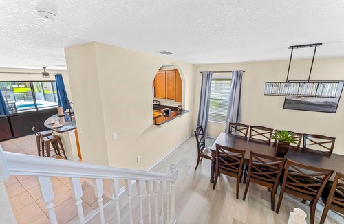 Thousand Oaks House | 5 BR with pool! By shopping, restaurants, Disneyworld, & Universal Studios!