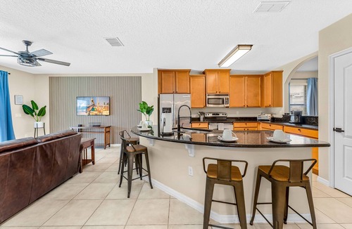 Thousand Oaks House | 5 BR with pool! By shopping, restaurants, Disneyworld, & Universal Studios!