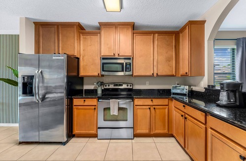 Thousand Oaks House | 5 BR with pool! By shopping, restaurants, Disneyworld, & Universal Studios!