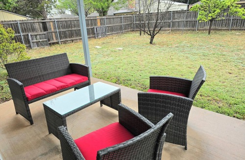 Abilene House | 5 BRs 2.5 BATH with 7 beds in South Abilene. FREE WIFI, TVs. QUIET, SAFE.